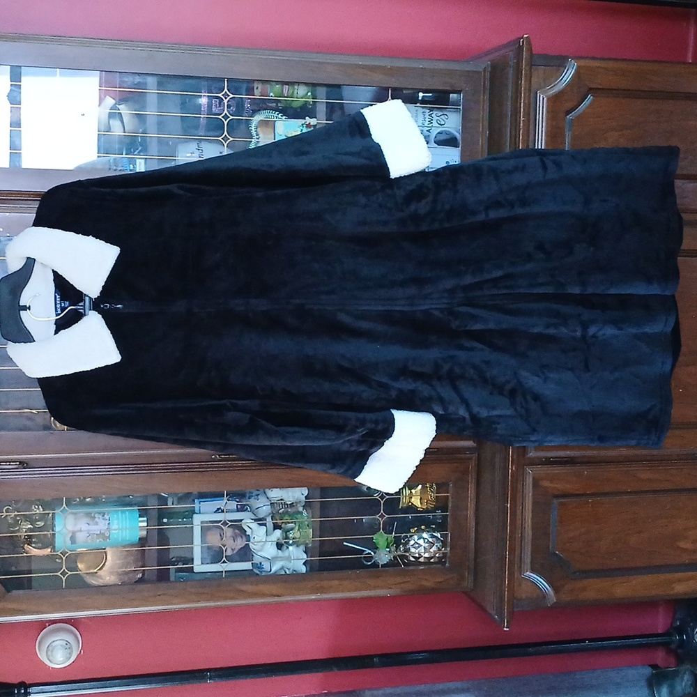 Isotoner Plush Robe - Picture 6 of 12